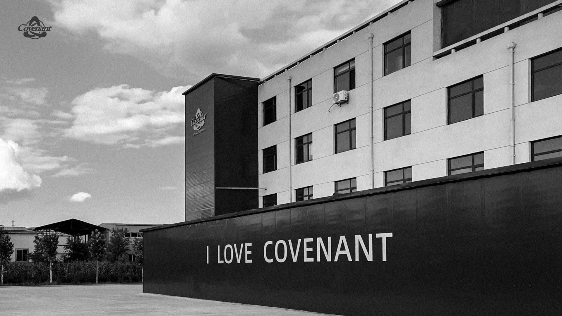 главное здание бренда гитар Covenant